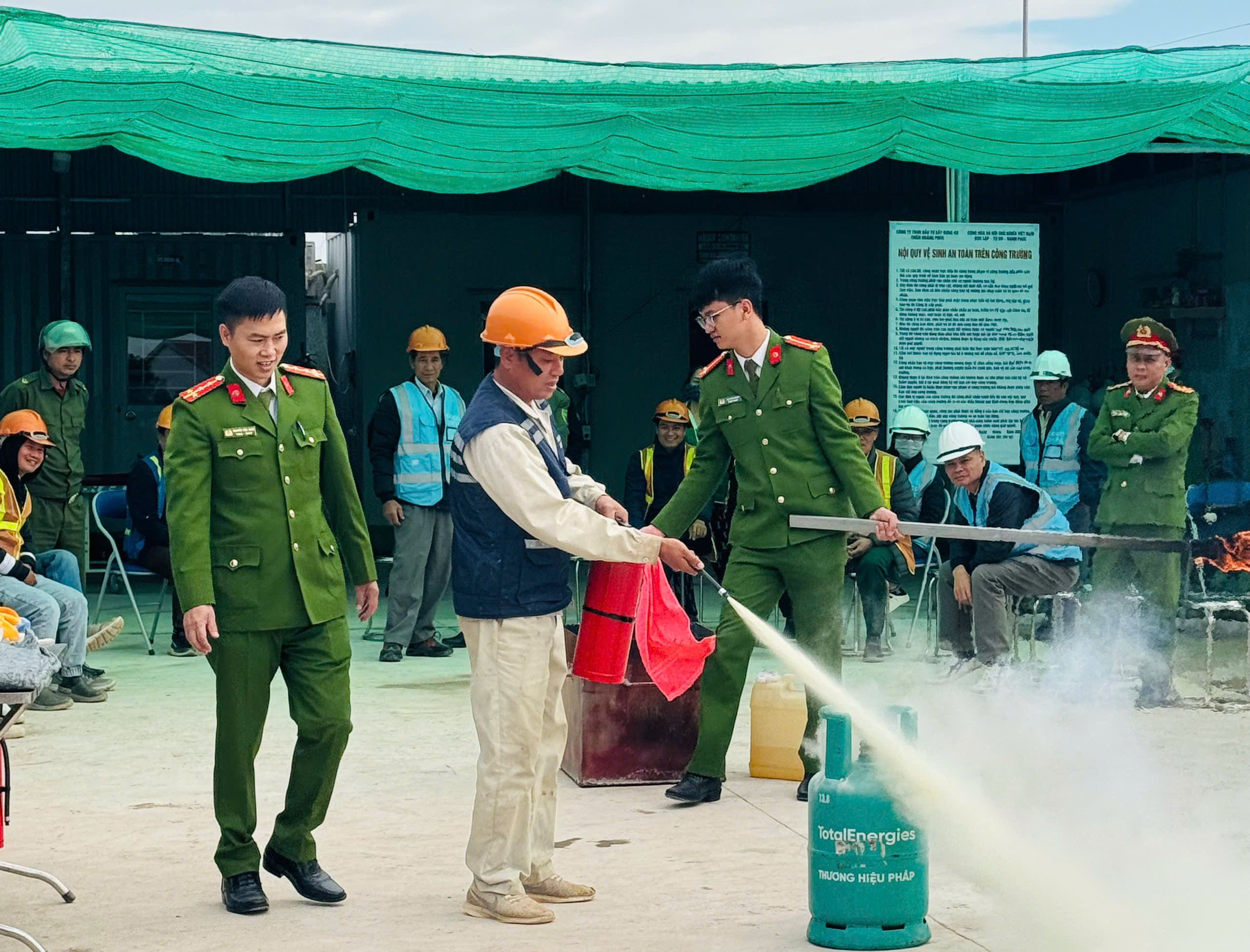 Công an xã Cẩm Giang: Tập huấn PCCC cho công nhân tại dự án Khu dân cư thương mại Phí Xá